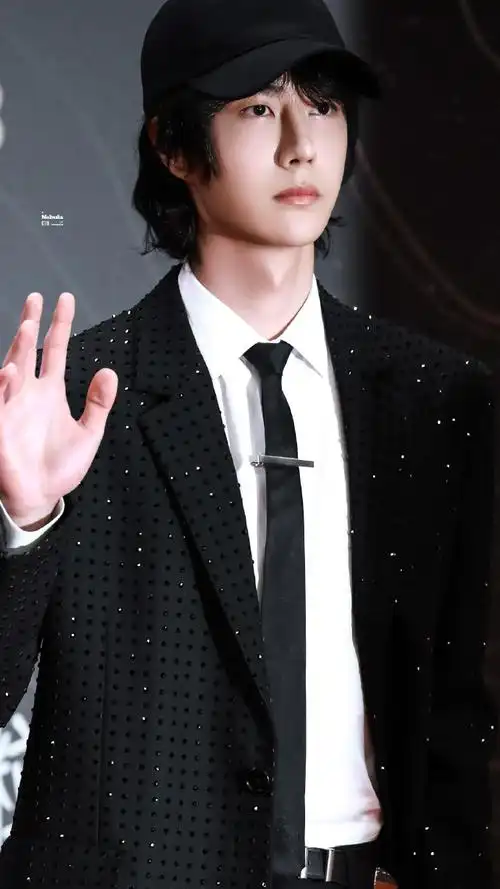 王一博星光大赏##王一博棒球帽卷发