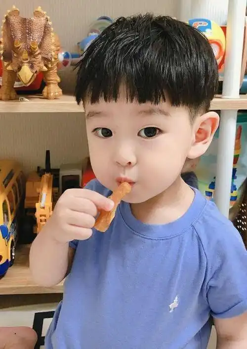 今天就为大家带来了2023最帅气的小男孩发型,百变时尚很有型,家里有