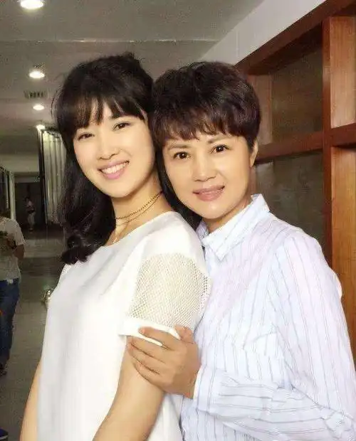 一家四口当演员,爸妈是一级演员兼影帝,儿女颜值还爆表,太幸福