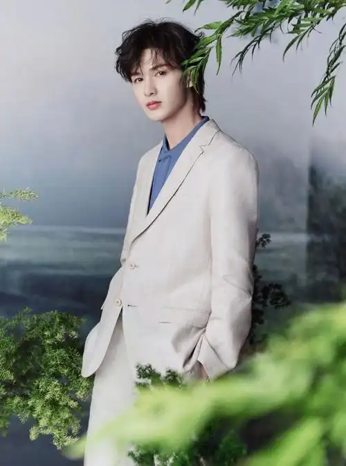 朱正廷boss亚太区z世代大使#@theo-朱正廷身穿"责纫系列"穿梭于2011