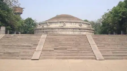 走进做了83天皇帝的袁世凯墓,进口钢筋水泥修建的,炸药都没炸开