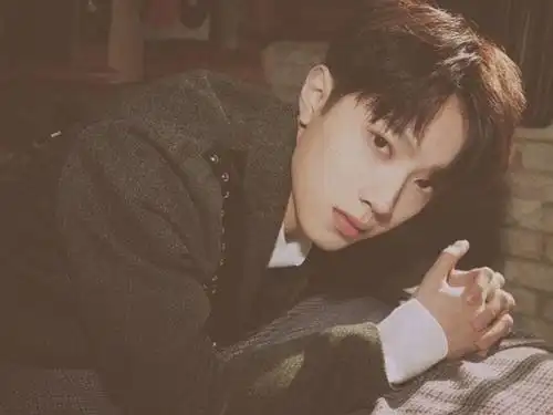 赖冠霖发超甜可爱自拍照引起网友关注的居然是自拍角度