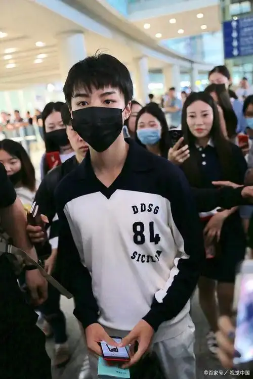 王俊凯素颜现身北理