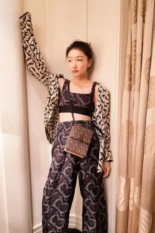 周冬雨穿搭深藏不漏将衬衫配工装短裙气质高级嫩似高中生