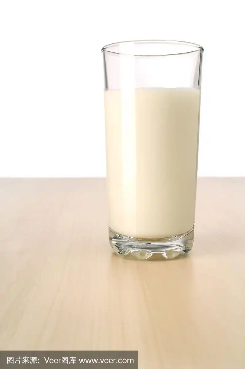 桌上有一杯牛奶