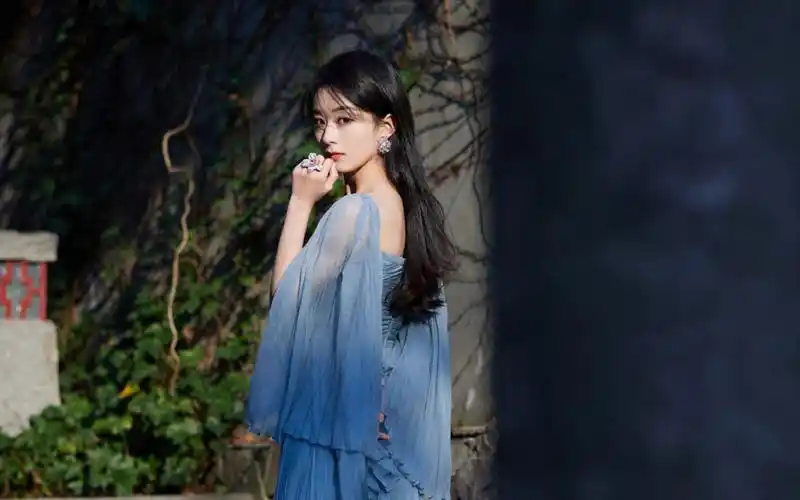 赵丽颖蓝色纱裙性感写真桌面壁纸