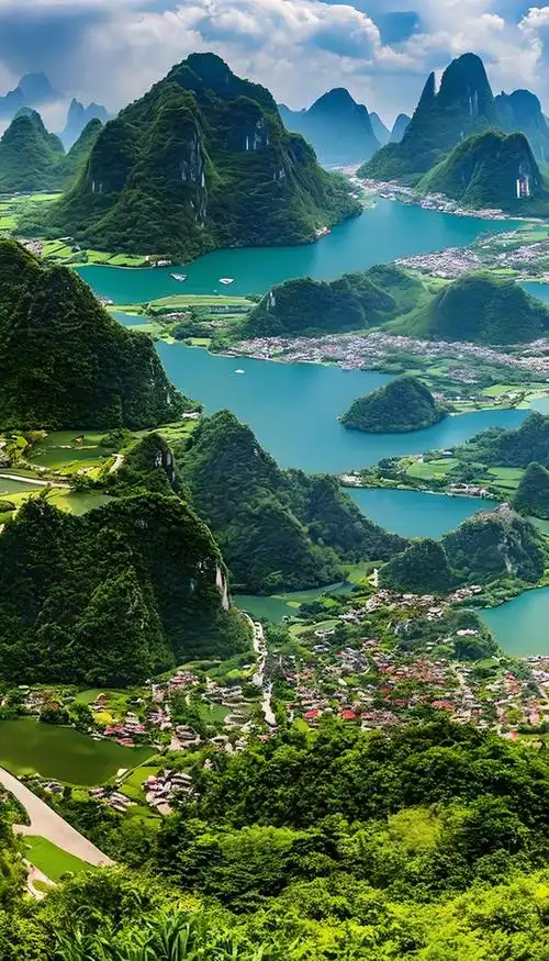 蓝天白云下,渔翁在宁静的湖畔垂钓,仿佛与大自然融为一体.