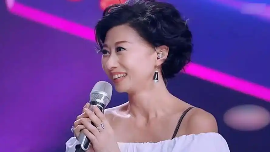 叶倩文演唱会热舞,夺走梅艳芳金曲奖,两人同台歌声动人眼神妩媚