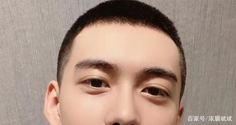 两边剃光的板寸