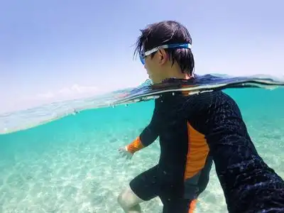 一个人在海里游泳, 半水半天照片