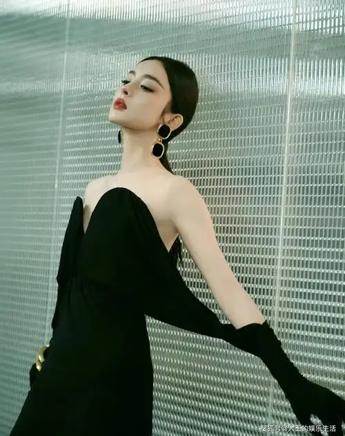 微博之夜娜扎出图了,黑色缪斯女神好美,网友:热巴又要被碾压了_造型
