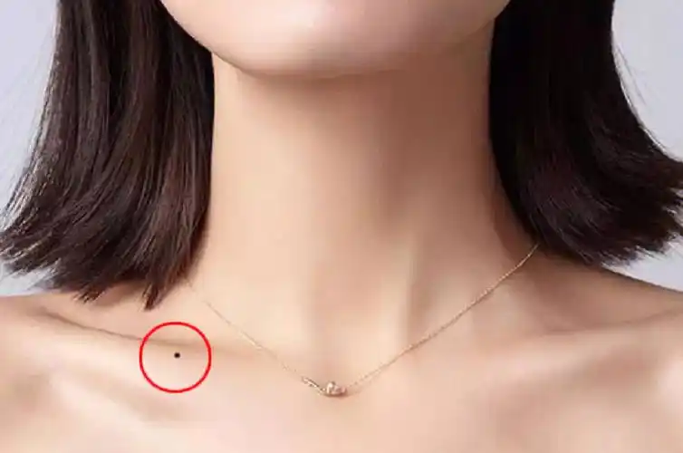 尤其是对于女性来说,那是颗特显富贵的痣,并且一生幸福美满