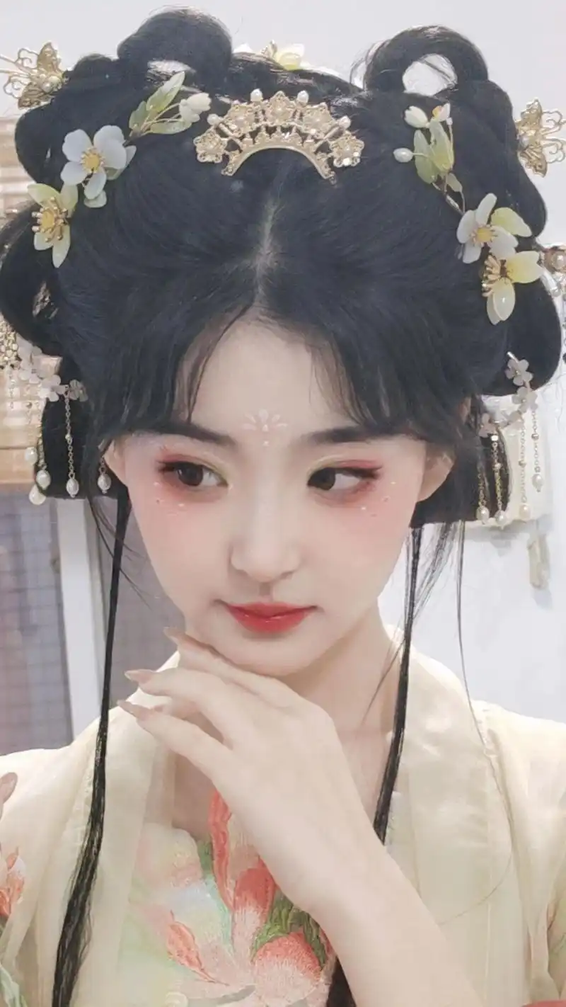 "惊鸿一瞥自难忘,从此芳华乱浮生"#汉服发型 #古装造型 # - 抖音