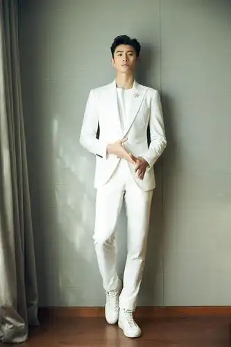 张云龙不会唱歌的足球运动员不是好演员白西装镇楼