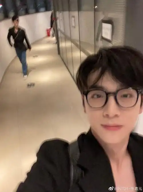张嘉元黑框眼镜自拍##张嘉元晒和尹浩宇下班照