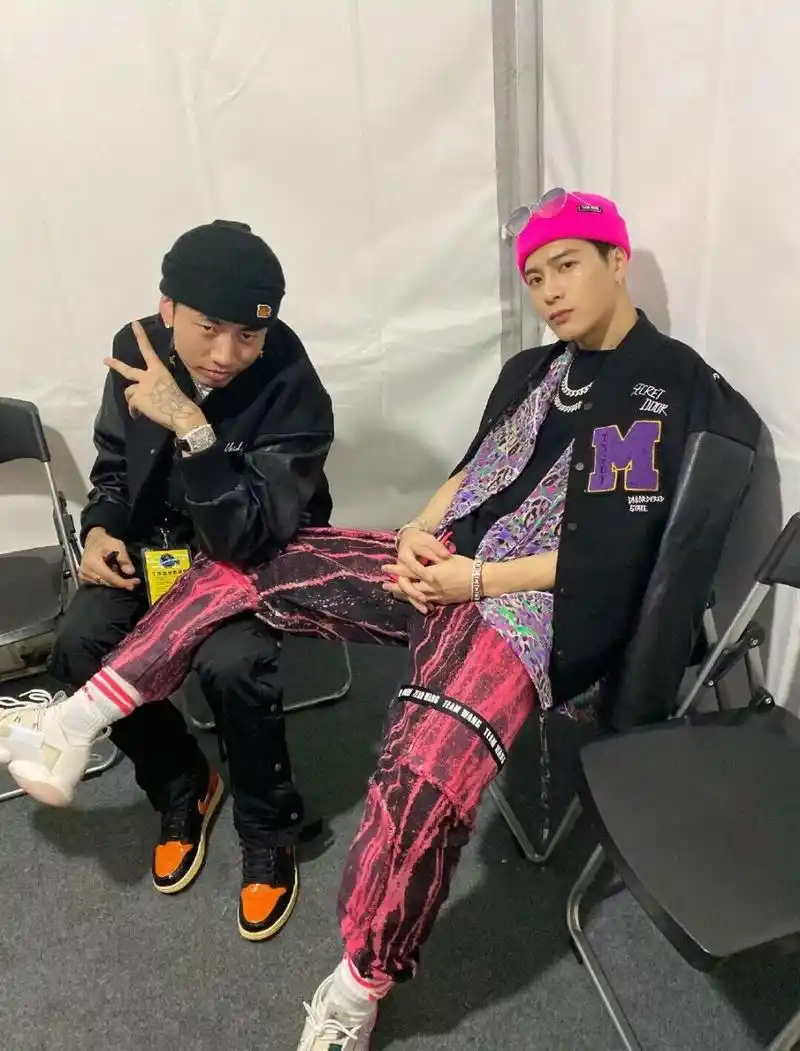 一些王嘉尔合照