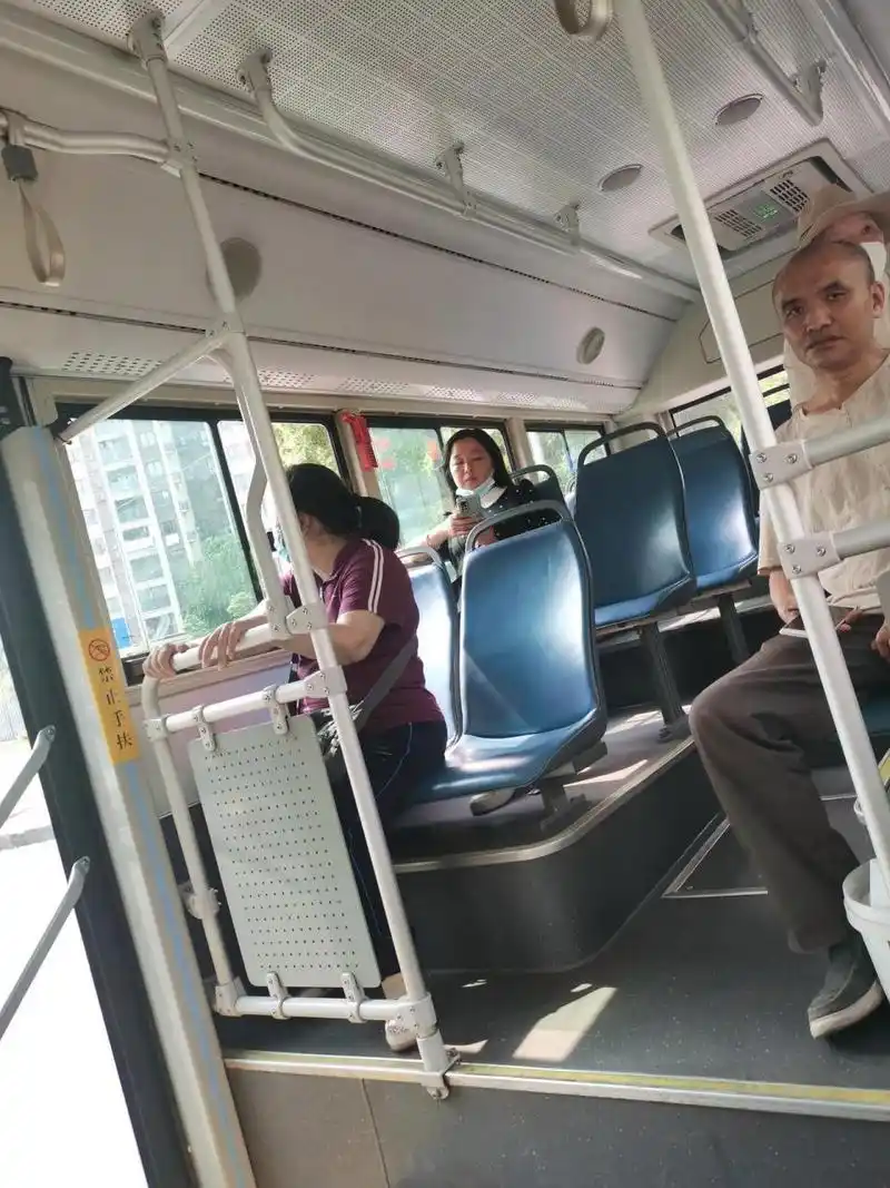 重庆坐公交车,终于不用再戴口罩了,这几天发现坐公交车,没有戴口罩的
