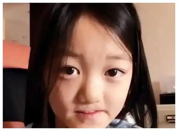 18岁李嫣最新照片疤痕全消气场强大高挑身材像王菲