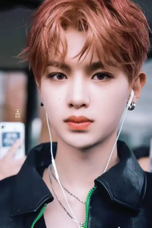 黄明昊今日上班路透来袭 加深脸上的痣小巧思苏感爆棚_justin