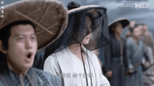 《山河令》里张哲瀚饰演的周子舒,青衫斗笠,行走在人流中,太有江湖那