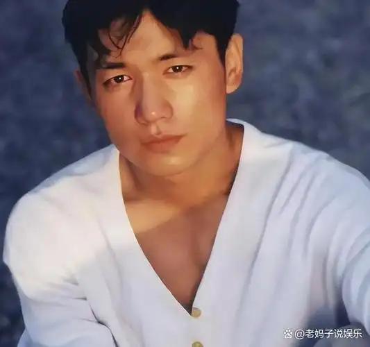 为女同学打架被学校开除跑6年龙套走红如今邢佳栋怎么样了