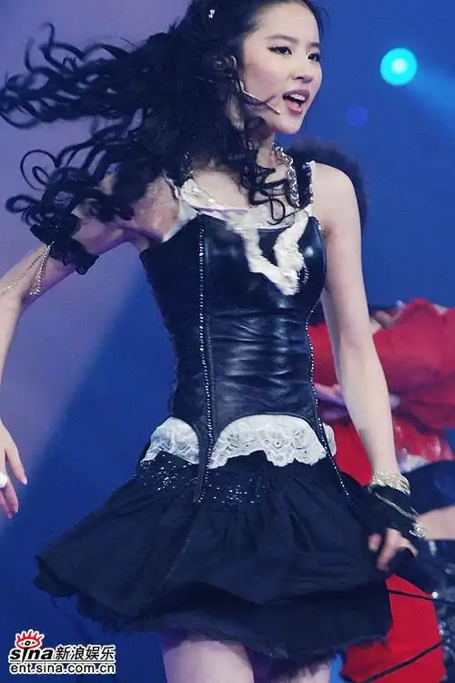 图文:金鸡百花颁奖--刘亦菲热舞长发飞舞