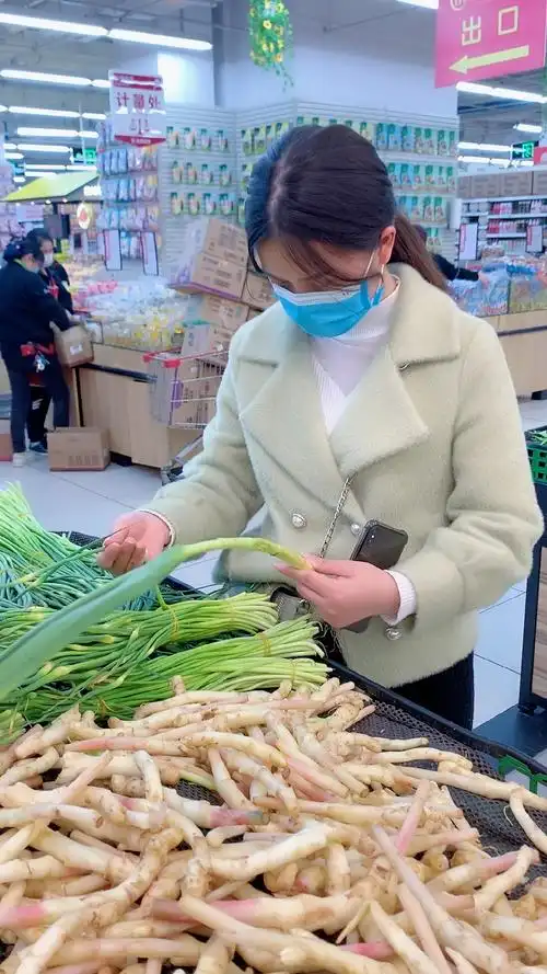 搞笑段子剧#媳妇出去买菜买回来的总是不对,今天叫她拿着样本去买!