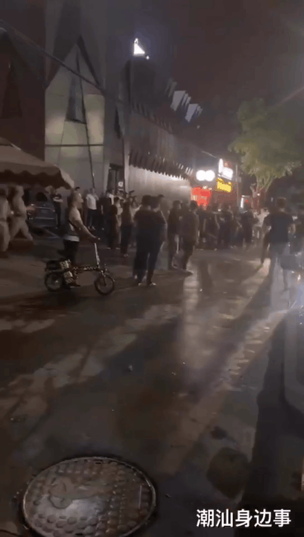 潮汕某酒吧门口深夜聚众斗殴,场面堪比古惑仔!