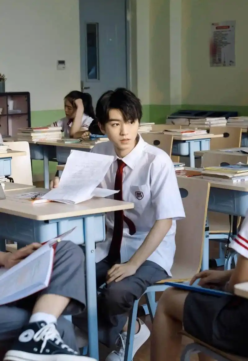 们一起叛逆,瞒着老师到电影院去看电影,甚至因为高冷,帅气,学霸的身份