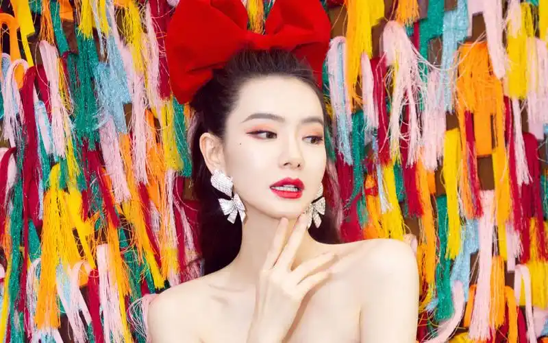 戚薇彩色流苏裙性感写真图片壁纸