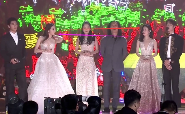 27岁热巴和32岁赵丽颖同框,两人在镜头拨肩带,意外成了全场最美画面