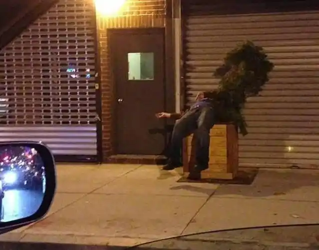 喝醉酒之后的奇葩睡姿,图2与垃圾桶相伴,网友:喝酒别睡觉