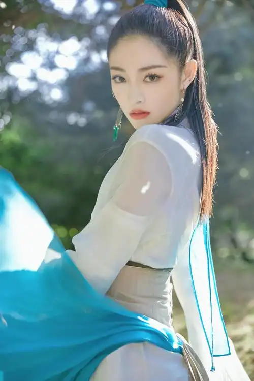 周洁琼一身蓝色国风水墨长裙搭干练马尾化身古风侠女飒气清冷