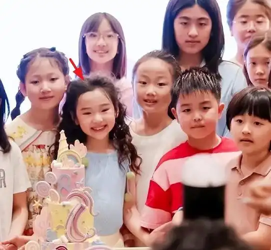 不得不说会引起很多人的关注,在去年底,李小璐夜宿门风波事件一度让