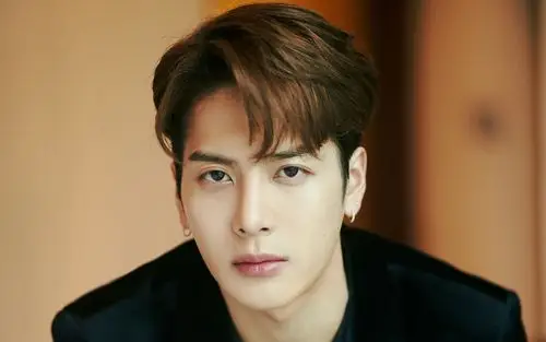 魅力男神王嘉尔帅气休闲写真