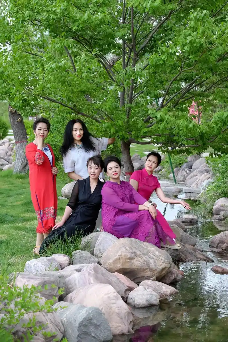 闺蜜5人拍照姿势//此组照片拍于司徒小镇#闺蜜#拍照姿势 # - 抖音