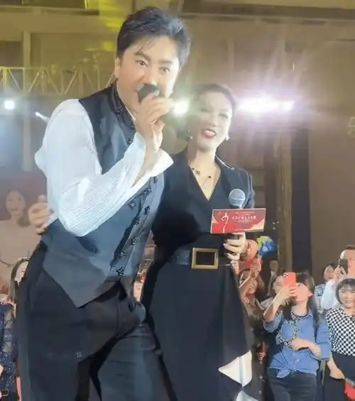 如今54岁未婚未育,昔日老友也断了联系_毛宁_人生_事业