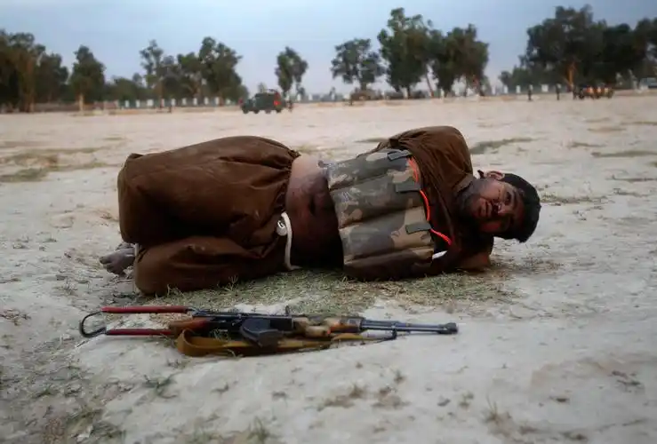 徒手拆人弹无保护措施 士兵拆弹现场实拍(图)