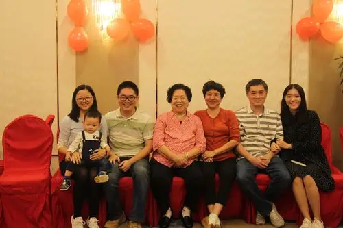 九一年的大合照留念,时隔二七年后老妈妈八十一岁,大家庭在深圳大聚会