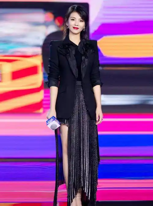 原创刘涛真的很会穿一半短裤一半长裙小秀漫画腿这套穿搭太时髦