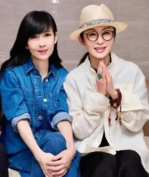 张敏晒与周慧敏合照,发小长文叹30年友谊,两人搂抱合影好开心