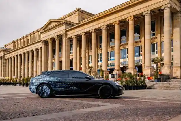 化设计语言打造,车头采用封闭式格栅配狭长大灯组,灯腔内部做黑化处理