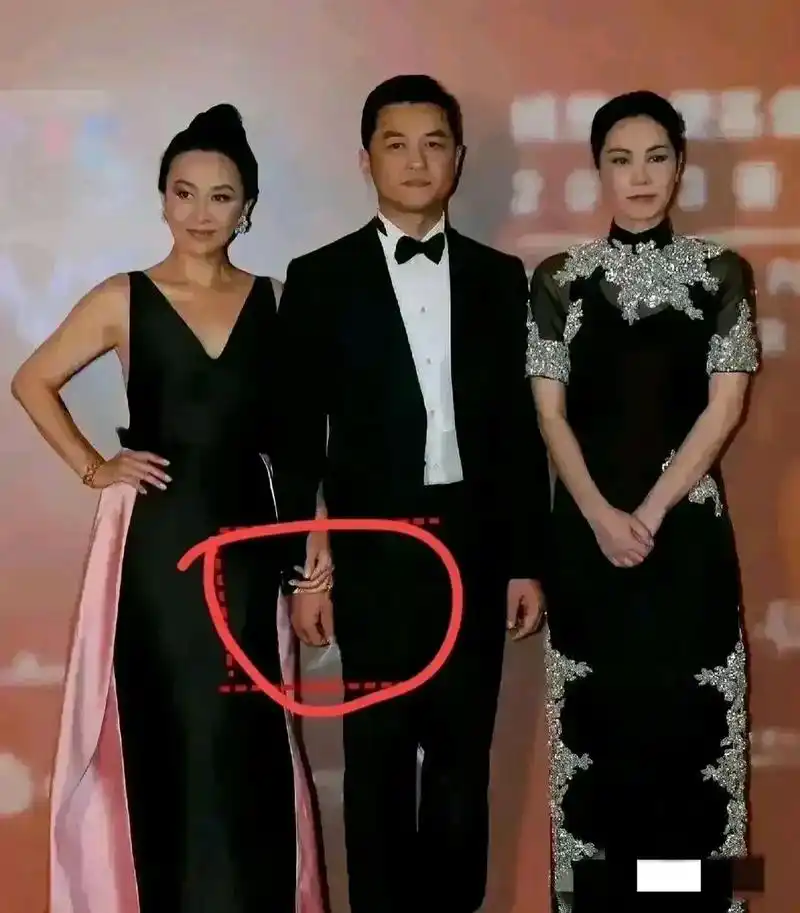 当王菲,刘嘉玲和李亚鹏三人合照的时候,最亲密的不是李亚鹏和王菲