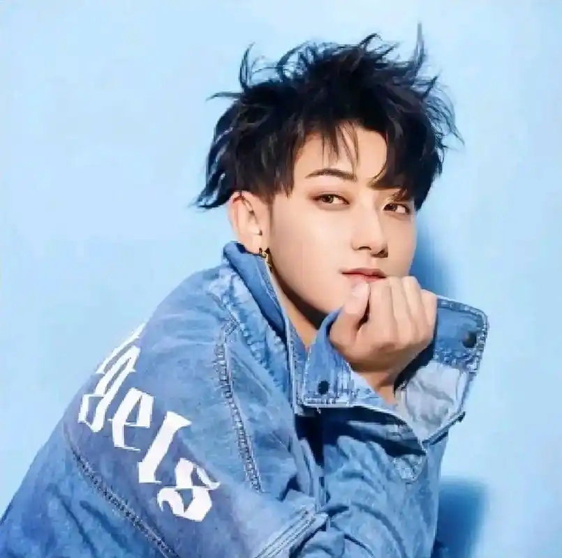 近日,黄子韬点赞鹿晗彩虹头发,在社交媒体上互动频繁.