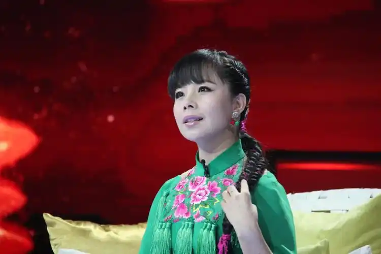 回顾王二妮22岁成名放弃百万年薪嫁农村小伙现带妹妹做公益