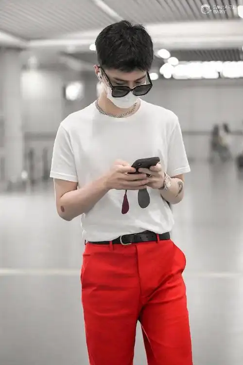 范丞丞现身北京机场飞长沙清爽有型的短发小伙汁