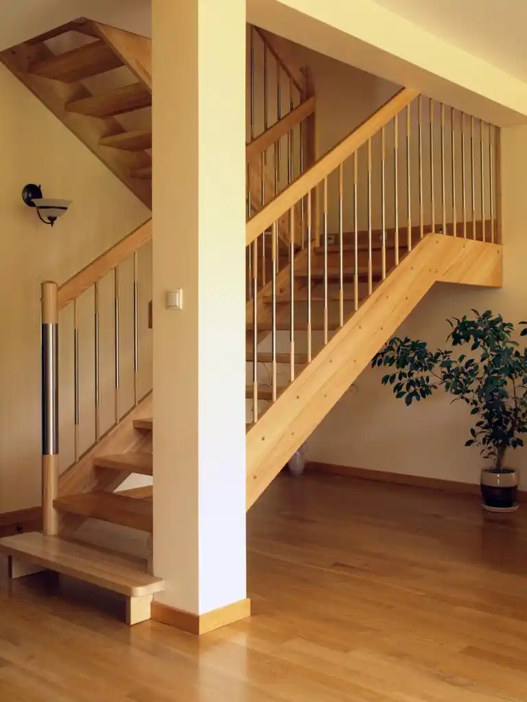 木楼梯,现代的木楼梯,在豪华的房子