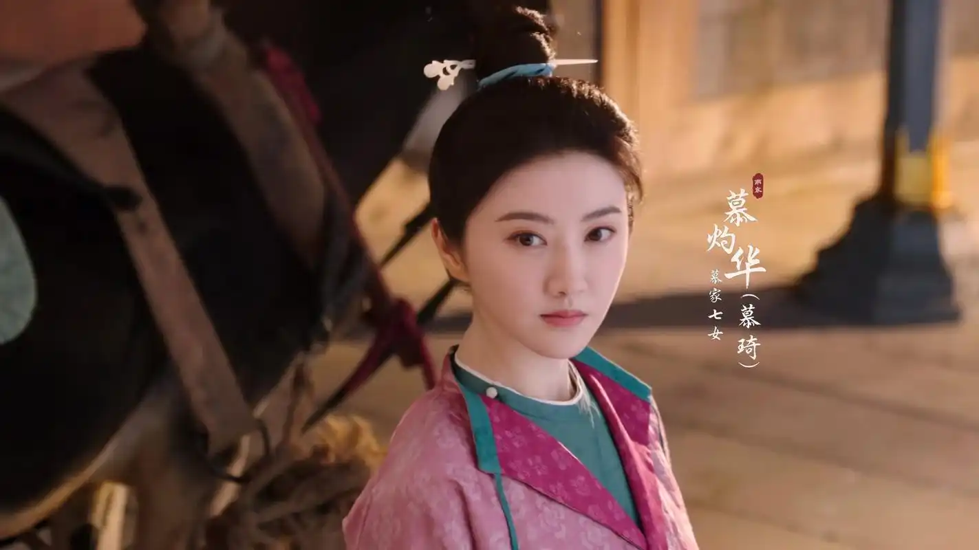 景甜冯绍峰新剧《灼灼风流》开播,其中景甜饰演慕灼华,是慕家七庶女