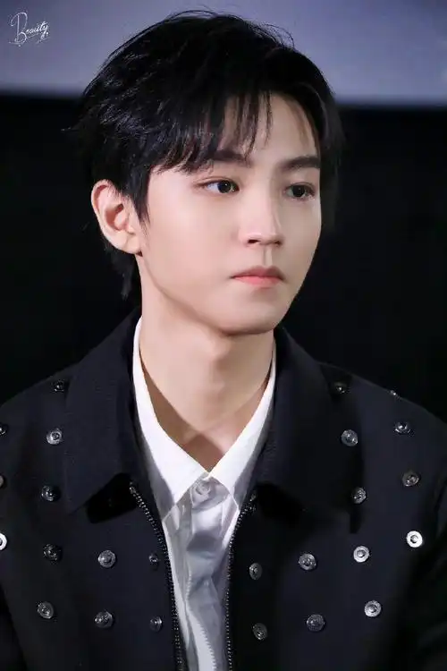 王俊凯黑西装造型活动路透#王俊凯出席活动饭拍路透92黑色系小凯