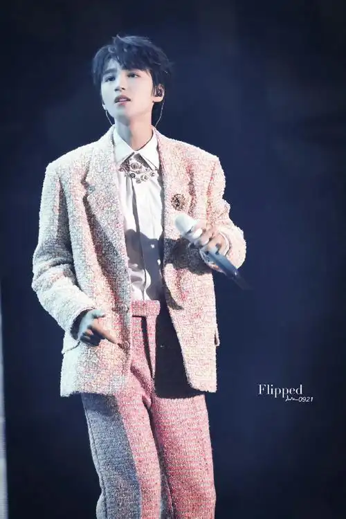 王俊凯超话舞台上闪闪发光的大帅哥  @tfboys-王俊凯    wjk 三字弟弟